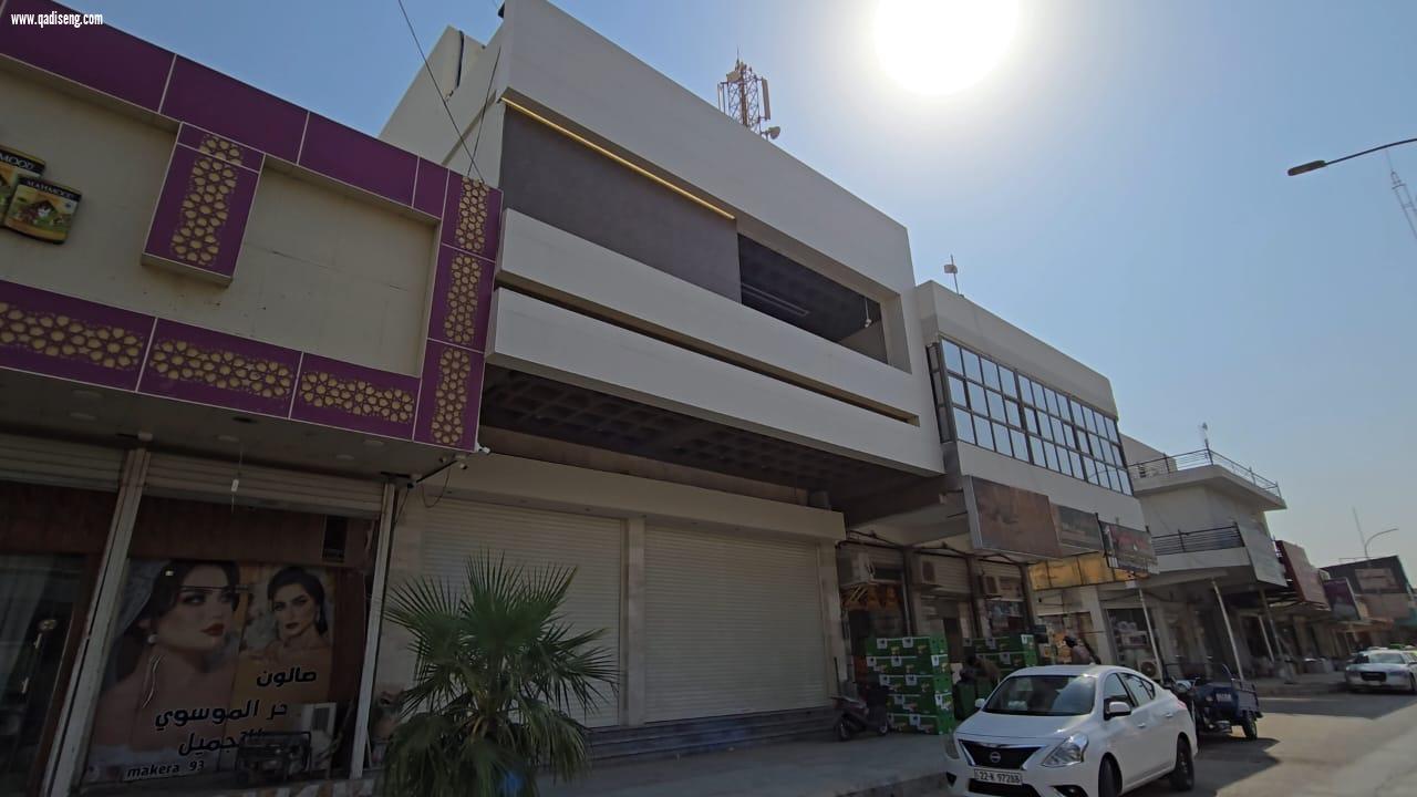 مجمع تجاري من طابقين، بُني بخطى واثقة، وإشراف هندسي دقيق.